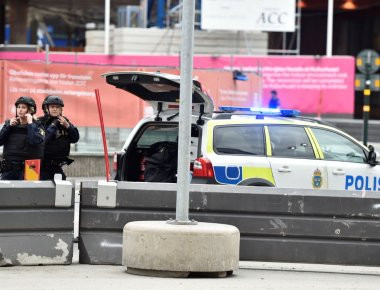 EKTAKTO: Αυτοκίνητο έπεσε πάνω σε πλήθος στο Ισραήλ!